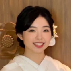 はるなというユーザーの写真。その下には名前、役割、とレビューが記載されています。
