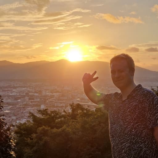 ジェイムズというユーザーの写真。その下には名前、役割、とレビューが記載されています。