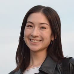 ケイリーというユーザーの写真。その下には名前、役割、とレビューが記載されています。