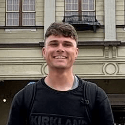 Une photo de l'utilisateur Bunpro Jacob, avec son nom, rôle et témoignage en dessous