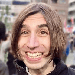 Une photo de l'utilisateur Bunpro John, avec son nom, rôle et témoignage en dessous