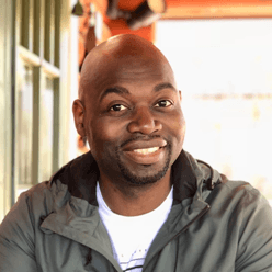 Une photo de l'utilisateur Bunpro Simon, avec son nom, rôle et témoignage en dessous